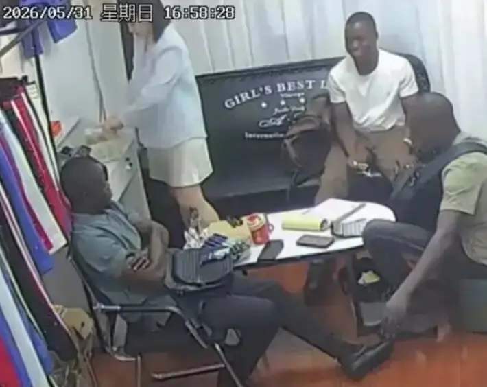 《三个黑人买衣服老板娘8分钟原视频》