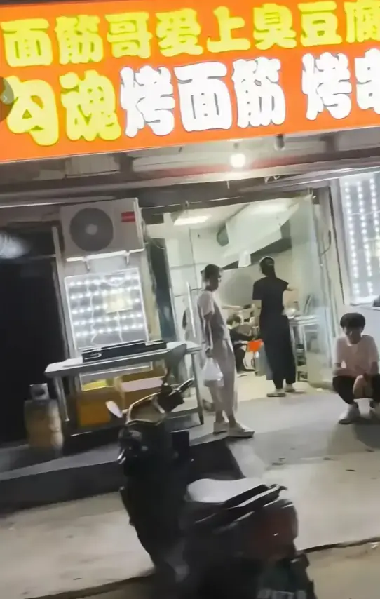 【HD高清画质】《安平勾魂面筋哥丈母娘事件》全集免费看 街头名场面精彩绝伦+拆台丈母娘情节扣人心弦！【实时更新】安平勾魂面筋哥丈母娘事件最新完整版+观看途径速查！