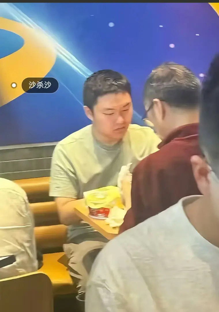 免费获取《上海第二工业大学沙哥》沙哥回应内容，沙哥砸门视频高清在线，老师请沙哥吃汉堡视频别错过！