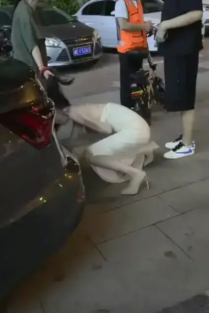 恐怖！《白衣女子被抓头发跳河》现场揭秘，小三扯发拖行致跳河，白衣女子落水事件全片在线看！