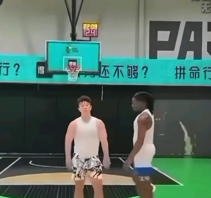 不可错过《牛教练的裤子》，篮球1V1单挑紧张刺激，黑哥偷袭引发爆笑，《牛教练的裤子》全季高清免费看！