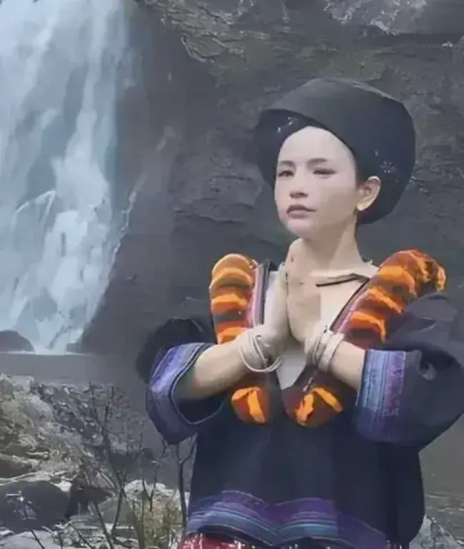 《苗族瀑布女孩》无删减完整版免费在线播放，樱花动漫、VS影院同步更新 - 苗族瀑布女孩网盘免费获取
