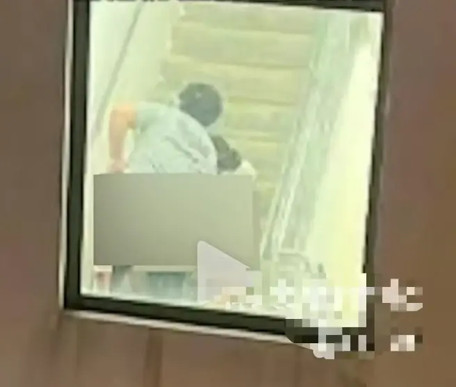 《香港情侣事件》1080P画质无删减在线看 - 香港情侣楼梯间真实场景还原 - 纯净极速播放无干扰 - 元朗情侣事件引发全网热议