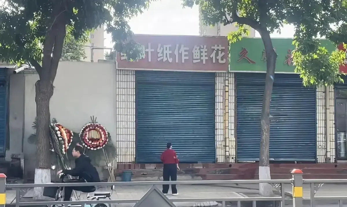 《原平纸艺鲜花店门口实拍炸裂视频》无删减高清1080P在线观看-原平纸艺鲜花店门口现场超清完整版免费播放-百度网盘/夸克/迅雷/UC/阿里云盘资源下载