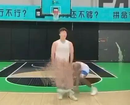 《牛教练的裤子》里黑哥不讲武德偷袭牛教练-《牛教练的裤子》黑哥满球场被牛教练追-热门网盘资源下载