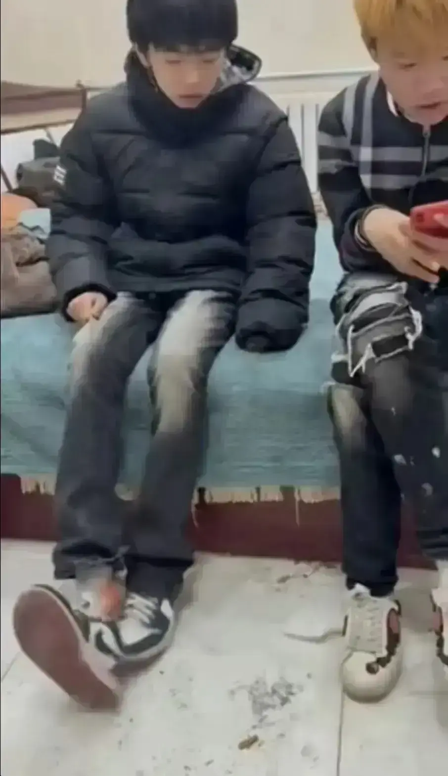 免费看《校园轻奢男孩》轻奢二人组事件来龙去脉，原视频全过程无删减，1080P高清画质在线播放！